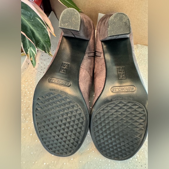Aerosoles, vegan suede, grey 1.5" heels - Size 8 - Picture 4 of 6